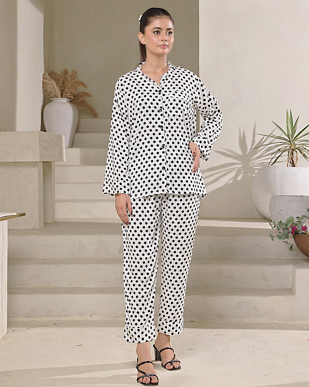 Sajiero Linen Pajama Suit with Scrunchie - Dot Weave